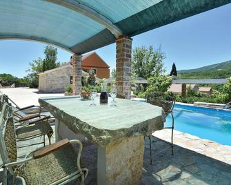 Awesome Home In Sinj With Sauna - Sinj - Piscina