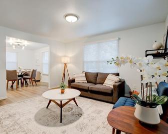 Modern Chic Oasis 3 Minutes From Downtown - Spokane - Living room