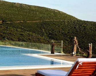 Celini Suites Hotel - Marmari - Басейн