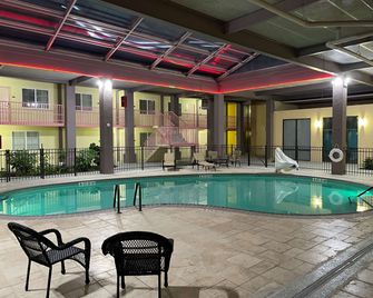 SureStay Plus by Best Western Odessa - אודסה - בריכה