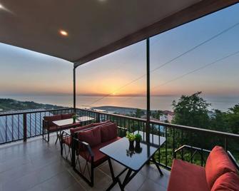 Bungaport Luxury Bungalows&Suits - Rize - Balkon
