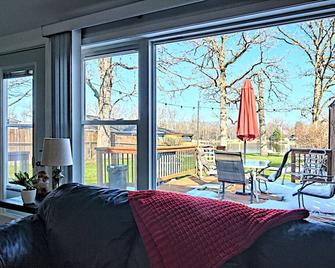 Fox River Home - Near Island Lake - Crystal Lake