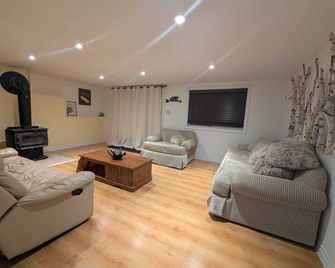 Whitefield Cottage ~ Sky Above, Lake Below! - Eganville - Sala de estar