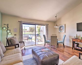 Patio, Grill And Resort Perks Palm Deser - Palm Desert - Living room