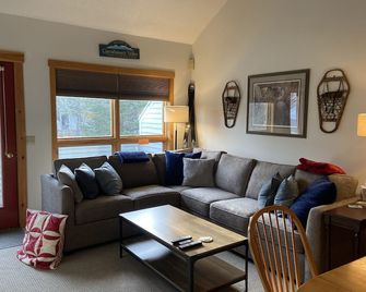 Ski or Bike In/Out, 2 bed, 2 bath - sleeps 7 - in Snowbrook Village - Carrabassett Valley - Sala de estar