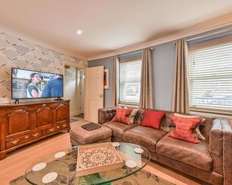 Lisburne Place - Luxury Three Bedroom Town House - Torquay - Living room