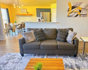 Spacious 4-bedroom house in Mansfield. Extended Stay is welcomed - Mansfield - Living room