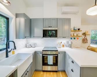Peaceful Mendocino Cottage Surrounded By Redwoods - Mendocino - Kitchen