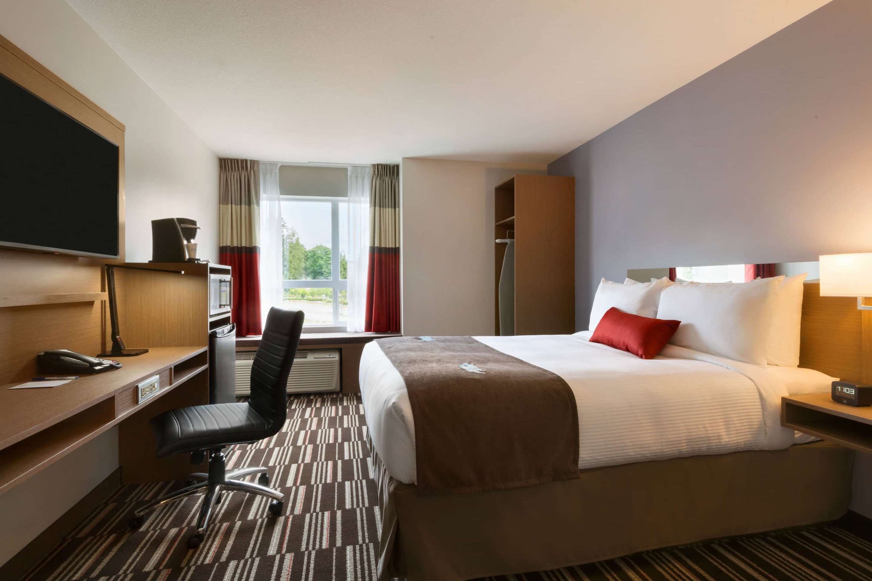 Microtel Inn & Suites by Wyndham Ladysmith Oyster Bay - ליידיסמית' (קנדה) - חדר שינה