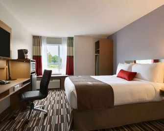 Microtel Inn & Suites by Wyndham Ladysmith Oyster Bay - Ladysmith - Slaapkamer