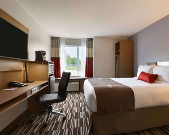 Microtel Inn & Suites by Wyndham Ladysmith Oyster Bay - ליידיסמית' (קנדה) - חדר שינה