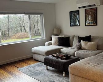 Minutes from Saratoga Springs! - Ballston Spa - Living room