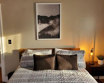 Saratoga Eastside home - Walking close to Track & SPAC, pet friendly - Saratoga Springs - Bedroom