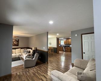 Private Getaway! Great for families and friends! Hot tub and Fire pit! - Leitchfield - Sala de estar