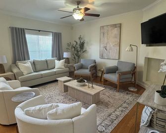 Bella’s Place A - Montevallo - Wohnzimmer