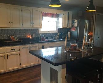 Historic Farmhouse - Amazing Views - Watch Our Video! - Springfield - Kitchen