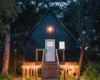 Treehouse w/ Hot Tub near Shawnee National Forest - Marion - Building