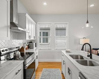 NEW! Casa Fuente - Historic 'Shotgun Style' Ybor Bungalow, Steps to 7th Ave - Tampa - Køkken