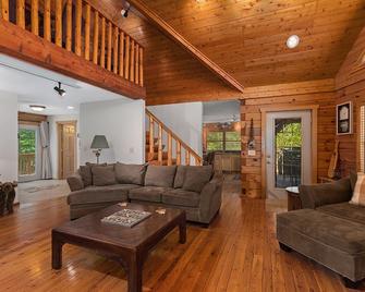 Cabin Retreat on Big Crooked Lake - Rockford - Living room