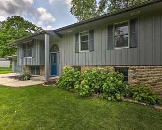 Lake Nagawicka Home - 2 Blocks to Boat Launch - Delafield