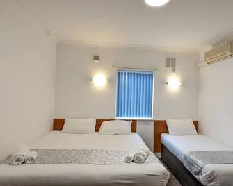 Sk Heathrow Hotel - Hayes - Bedroom