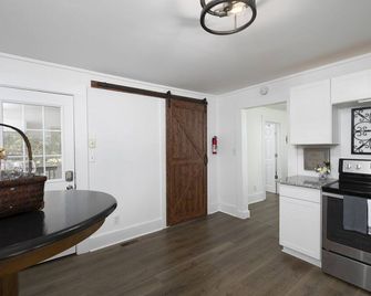 Charming Country Cottage Retreat - Walking distance to Downtown - Dallas - Cocina