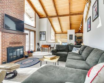 Ski, Game And Grill Family Retreat In Gl - Glen - Living room
