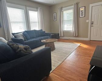 15 Min From Clt Airport! Spacious & Renovated! - Belmont - Sala de estar