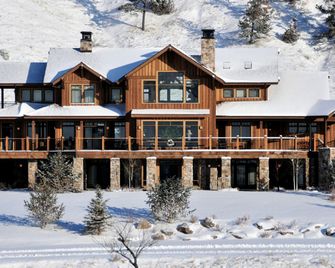 Authentic Two-Bedroom Suite Rental With - Three Forks - Building