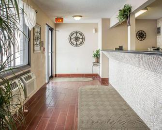 Econo Lodge Ames - Ames - Front desk