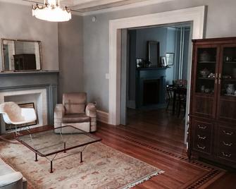Stockade Oasis In The Heart Of Uptown - With Yard! - Kingston - Living room