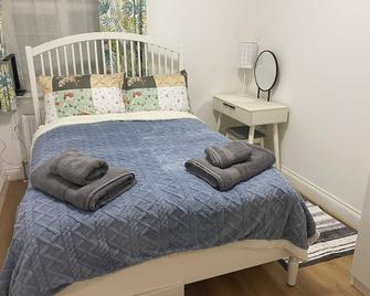 Slough - Sleeps 3 - Petfriendly - Riverside - Bay - Slough - Bedroom