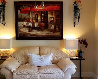Private Entry - 1 Bedroom Apartment - European Hospitality - Naples - Living room