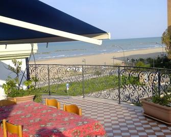 Two-room attic apartment with terrace with 360° sea view - Roseto degli Abruzzi - Balcony