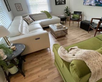 Spacious cottage by lake & walking trails, 1 mile from downtown Shipshe. - Shipshewana - Obývací pokoj