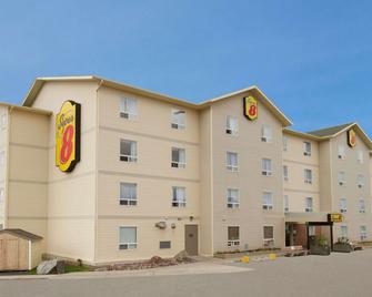 Super 8 by Wyndham Yellowknife - Yellowknife - Building