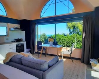 The Quarters Ocean-View Chalet - Gisborne - Living room