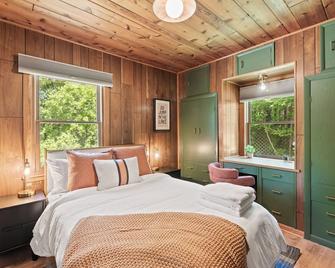 Large Waterfront Cabin W/ Browns Lake Access- Ev Charger + Peloton + Prvt Pier - Burlington - Ložnice