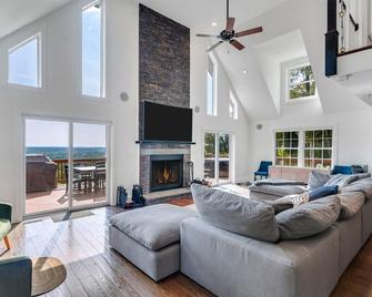 Mountain View Marvel - Kingston - Living room