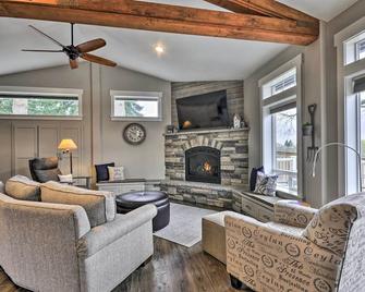Travelers Retreat Studio with Patio and Yard! - Tualatin - Living room