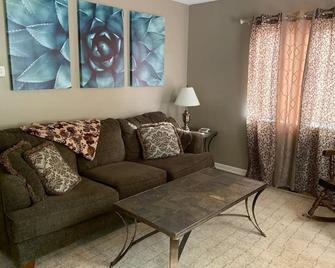 The Little Gem, One bedroom apt - Dayton - Living room