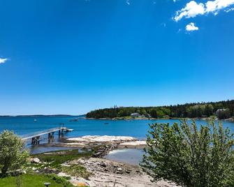 Dog-friendly ocean-view house with expansive deck & grill - snowbirds welcome - Thomaston - Playa