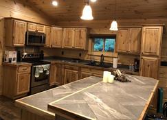 Creek Front luxury Cabin - Greeneville - Kitchen