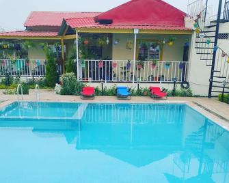 Gorgeous villa with mountain & lake view - Bhopal - Pool