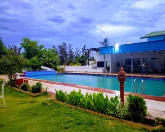 The New Swaraj Resort - Bharatpur - Zwembad