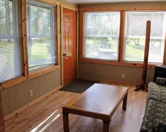 Pheasant Cottage- Cottages On Serenity Lake- has best view of Serenity Lake! - Black River Falls - Wohnzimmer