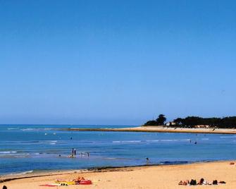 Sleeps 2 to 10; Large comfortable house, 3 minutes walk from stunning beach. - Saint-Vincent-sur-Jard - Playa
