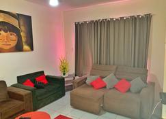 Double room with private bathroom, Wi-Fi, air conditioning and TV. - Fortaleza - Vardagsrum