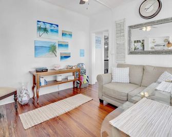 Hibiscus House Bed Breakfast Inn Flamingo Suite - Fort Myers - Living room