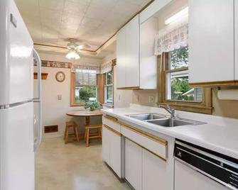 House in a quiet neighborhood 13 mins from downtown, airport and mall of america - 明尼阿波利斯 - 廚房